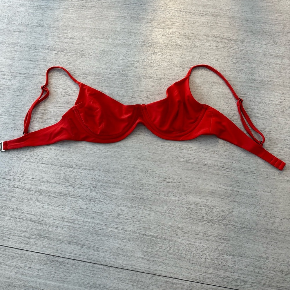 Blackbough underwire bikini top. Adjustable straps. Like new.